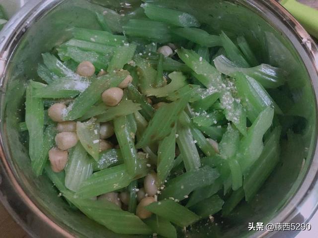 大厨教你芹菜花生米咸菜（芹菜花生米凉拌菜最简单的）(7)