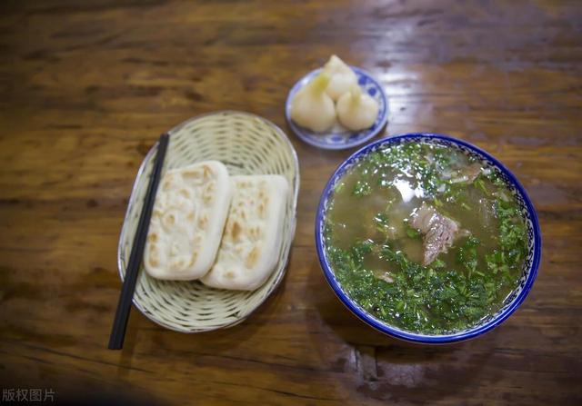 羊肉泡馍怎么吃（陕西羊肉泡馍的食用方法）(2)